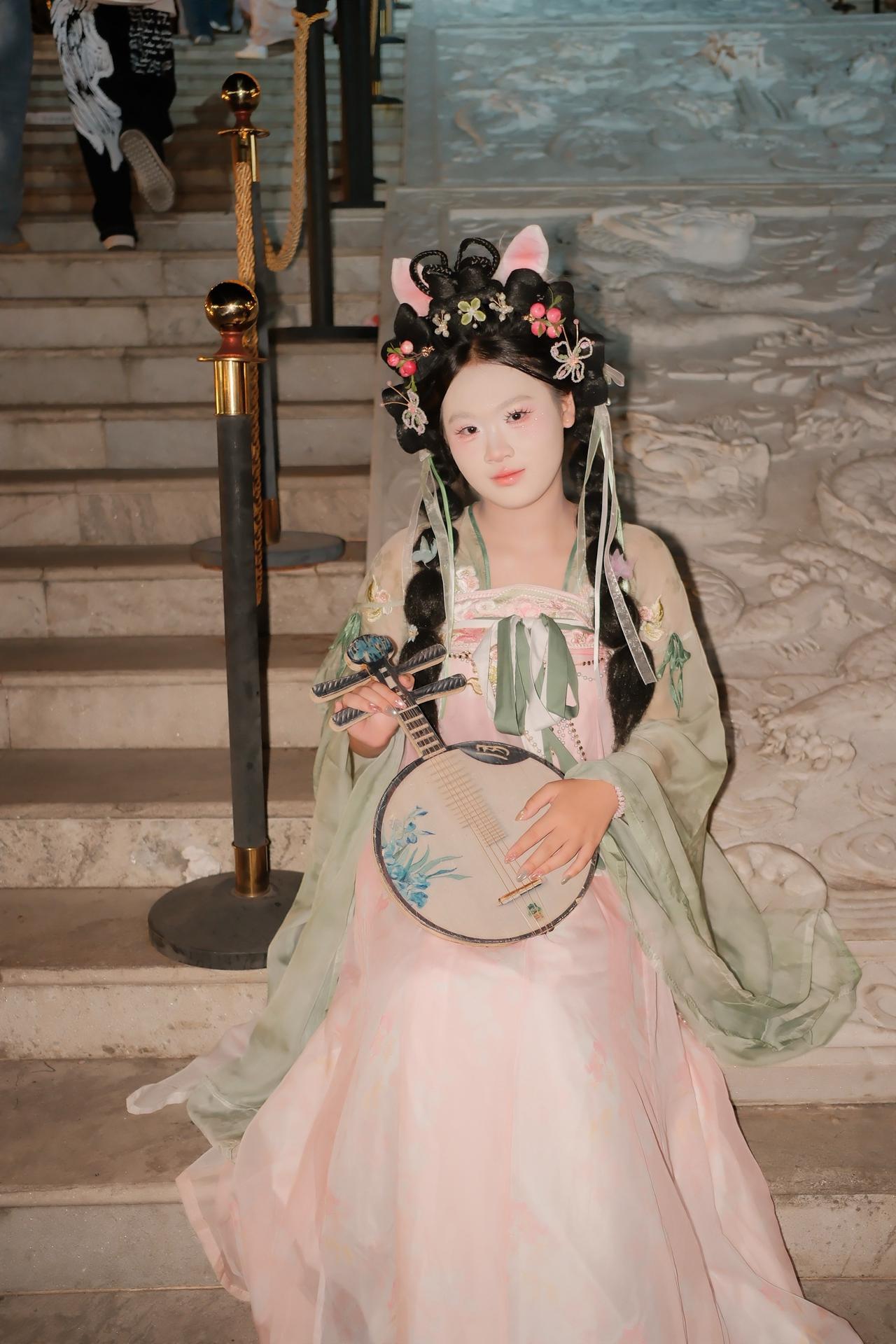 古镇随拍氛围感拉满的古风造型 汉服可以有多惊艳 汉服文化推广 汉服能有多惊艳