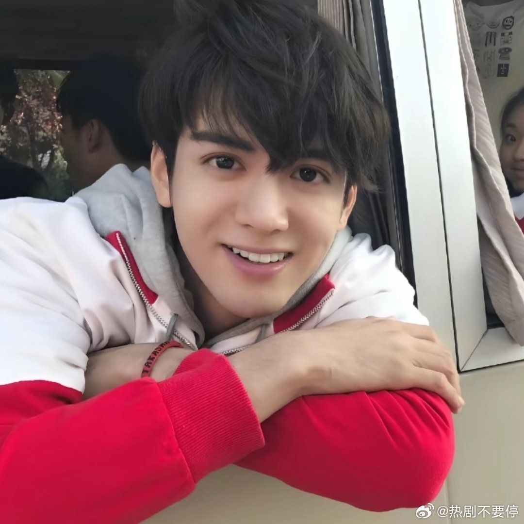 以前没get到曾舜晞现在他有点微微发腮之后骨相的优势就显现出来了曾舜晞 阳气足