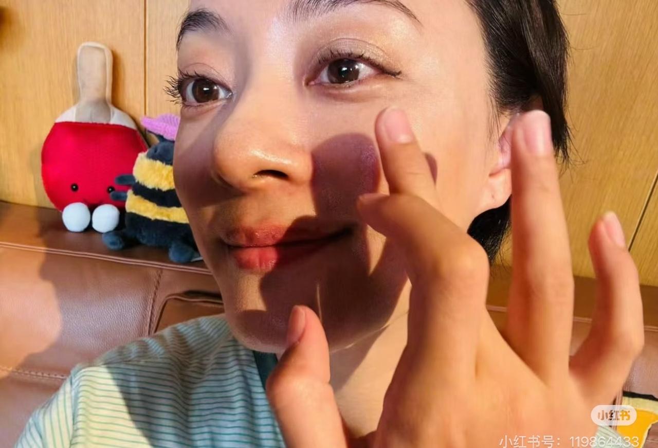 孙俪把脸交给女儿随便画，还每天顶着“盲盒妆容”出门。这份信任和松弛，是多少妈妈做