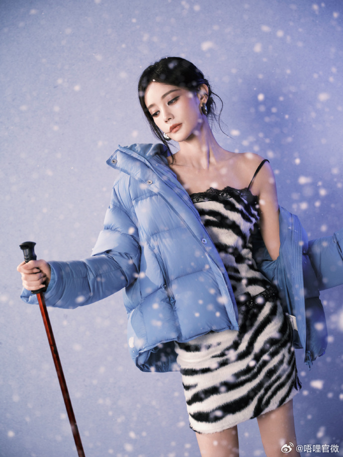 李一桐雪精灵即视感李一桐惊为天人的美貌蓝羽绒服搭配斑马纹裙，甜酷氛围感拉满 ​​