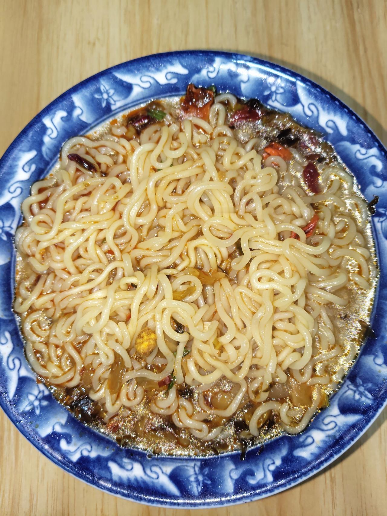 我是不是有点胆大包天，糖尿病人竟敢吃方便面，我的天呐，我自己都佩服我的勇气。
