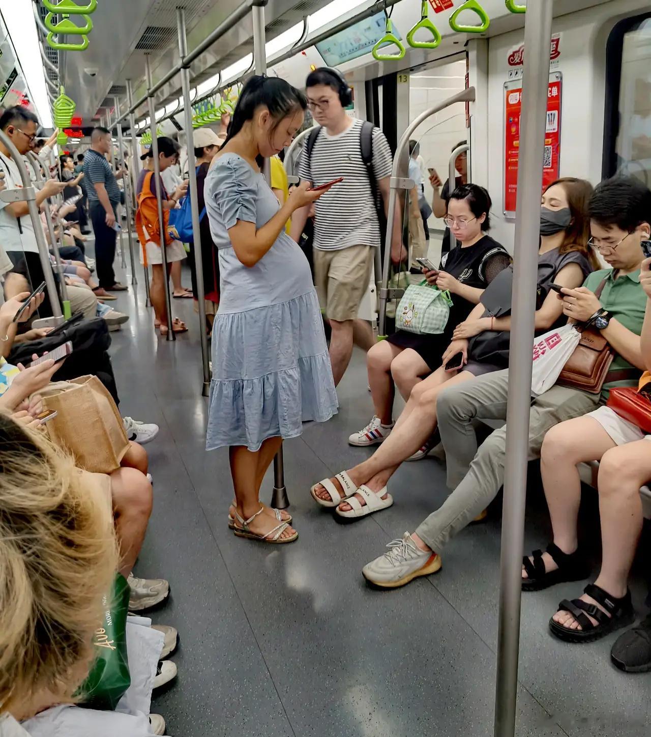 这哪个城市？简直不配拥有地铁。 ​​​