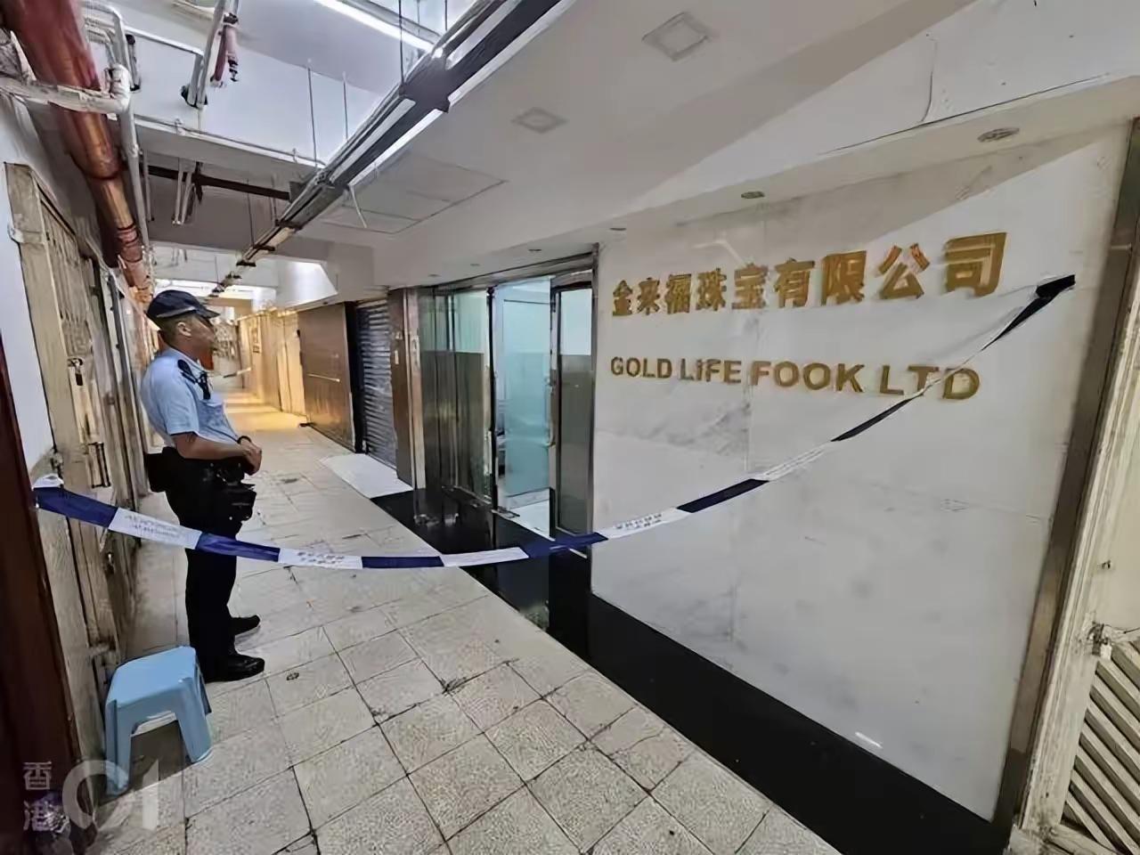 这是三年来，香港第十宗黄金珠宝抢劫案：10多名男子在红磡抢走65公斤黄金，价值超