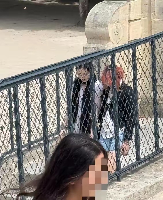 王菲女儿李嫣在巴黎被偶遇，她现在的穿搭和气质是越来越像王菲了，又瘦又高还腿长，她