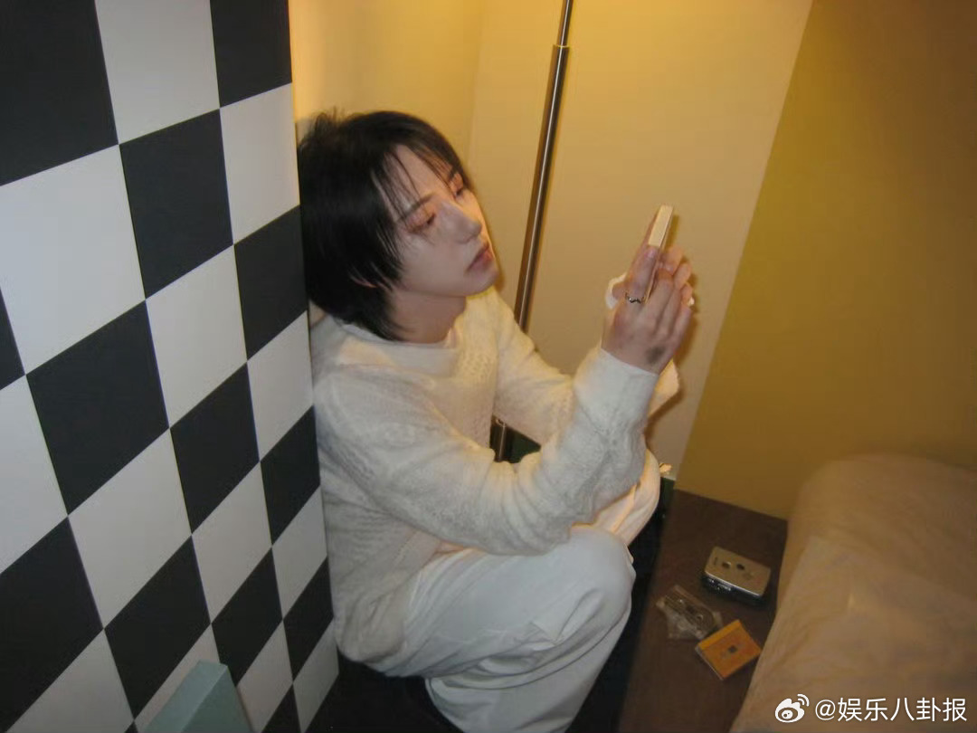 黄仁俊哭哭戒指三连拍黄仁俊哭哭戒指三连拍好萌打歌2026 一眼沦陷！黄仁俊哭哭戒