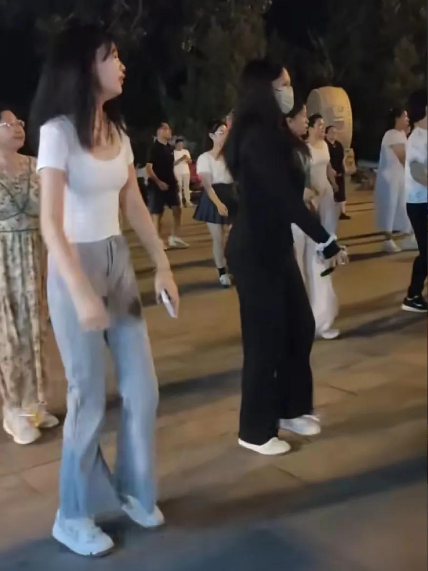 年轻时尚女孩加入广场舞队伍后，大家对广场舞的印象也改观了!
这位外表清纯的女孩，