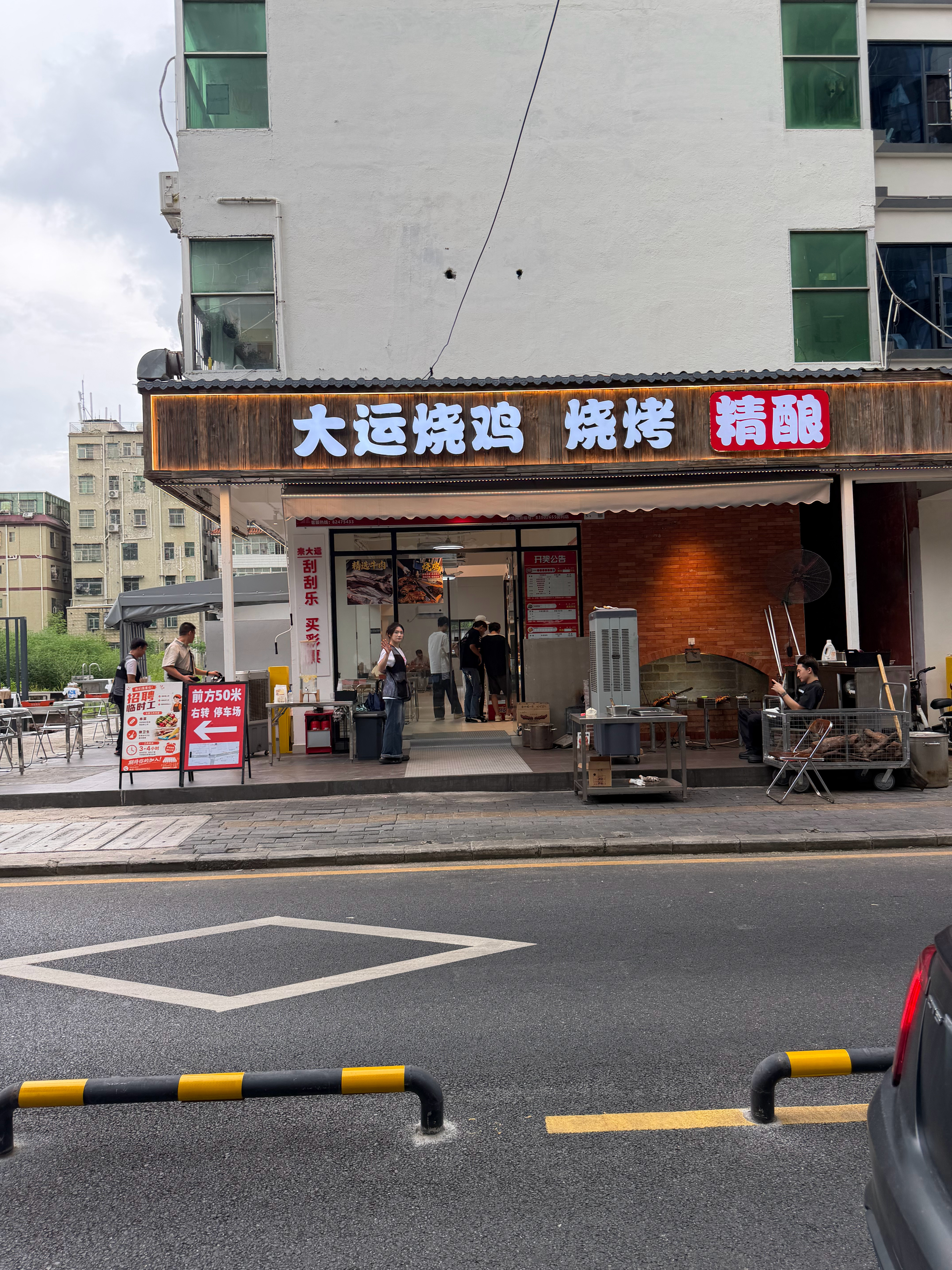 今天是王源演唱会，好多女粉背了一个，既像狮子头又像太阳的背包，衣服穿着是白绿搭配
