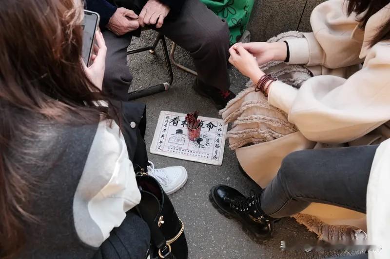求助于算命的人，往往都是迷失自我的人。

他们不是在问命，而是在问路。当一个人走