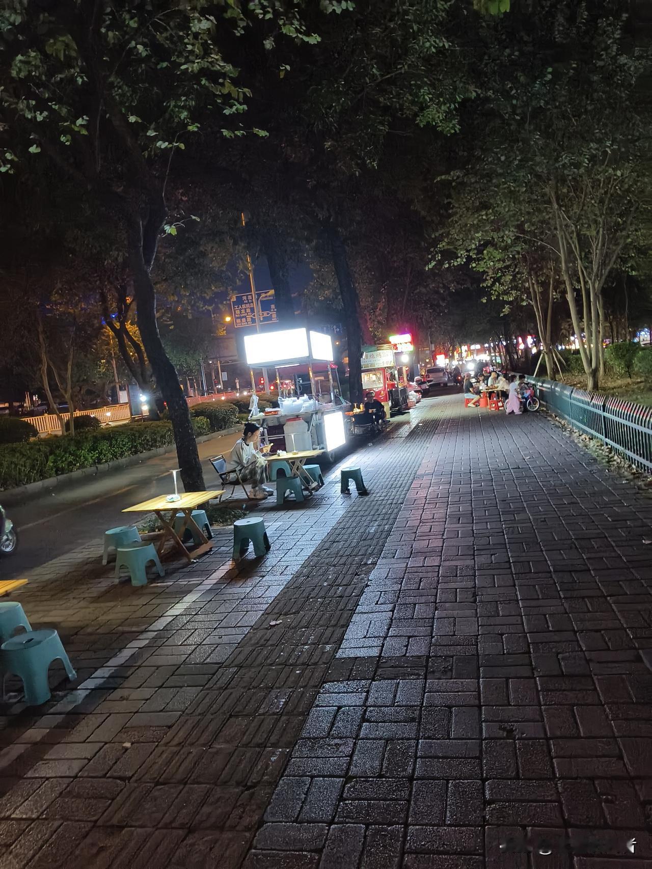晚上这种街边烧烤摊，烟火气真的太足了！
大树底下、暖黄的灯，滋滋冒香的烤串，忙忙