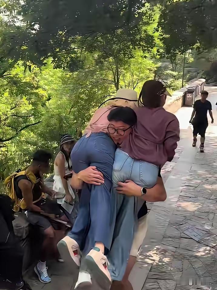 左边老婆，右边小姨子[加油]