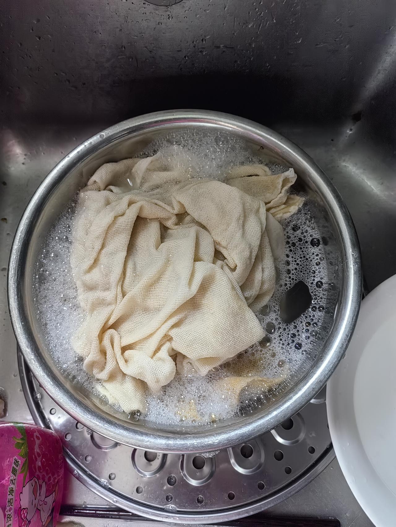 生活习惯不一样，真是容易引起小矛盾，还不能生气。
     买了几块屉布，因为不