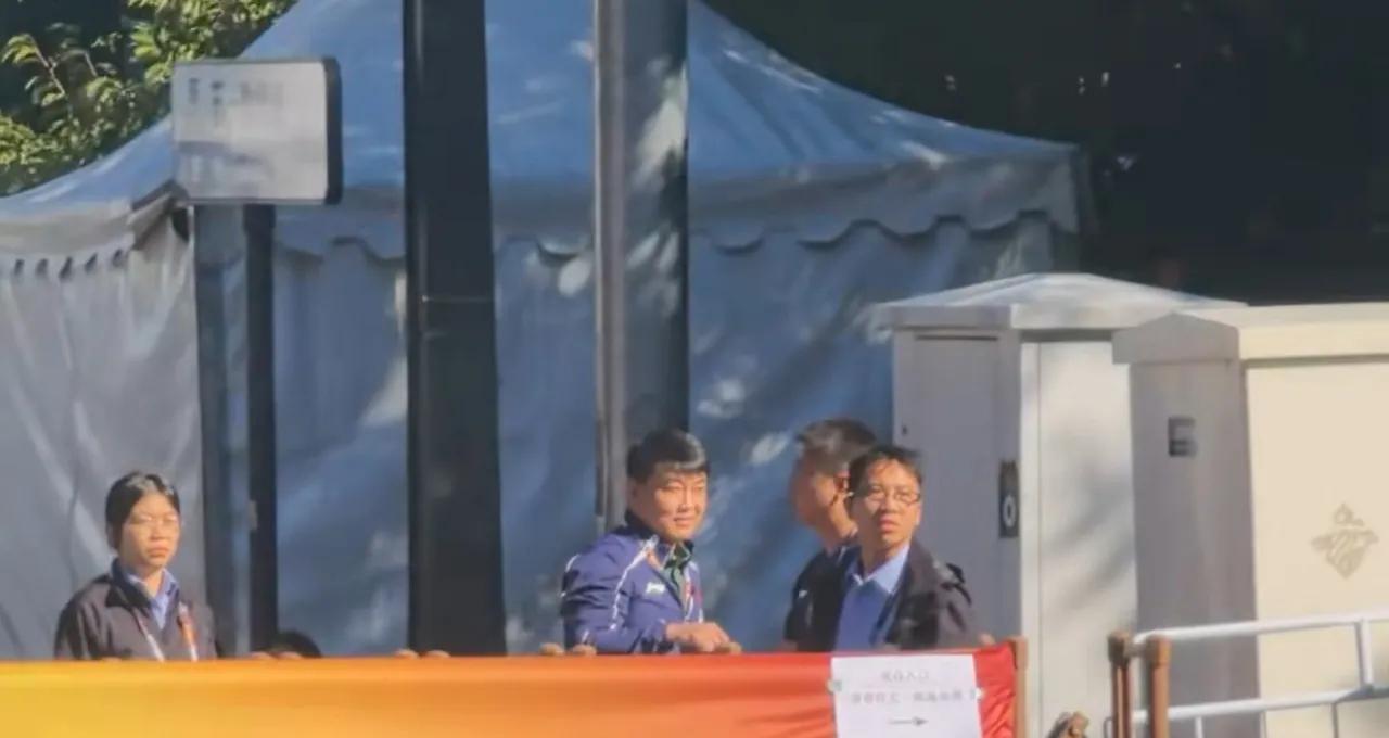 王皓没必要跟那些饭圈妹撕巴，你越在意，她们越起劲。
本来就是一群生活特无聊，内心
