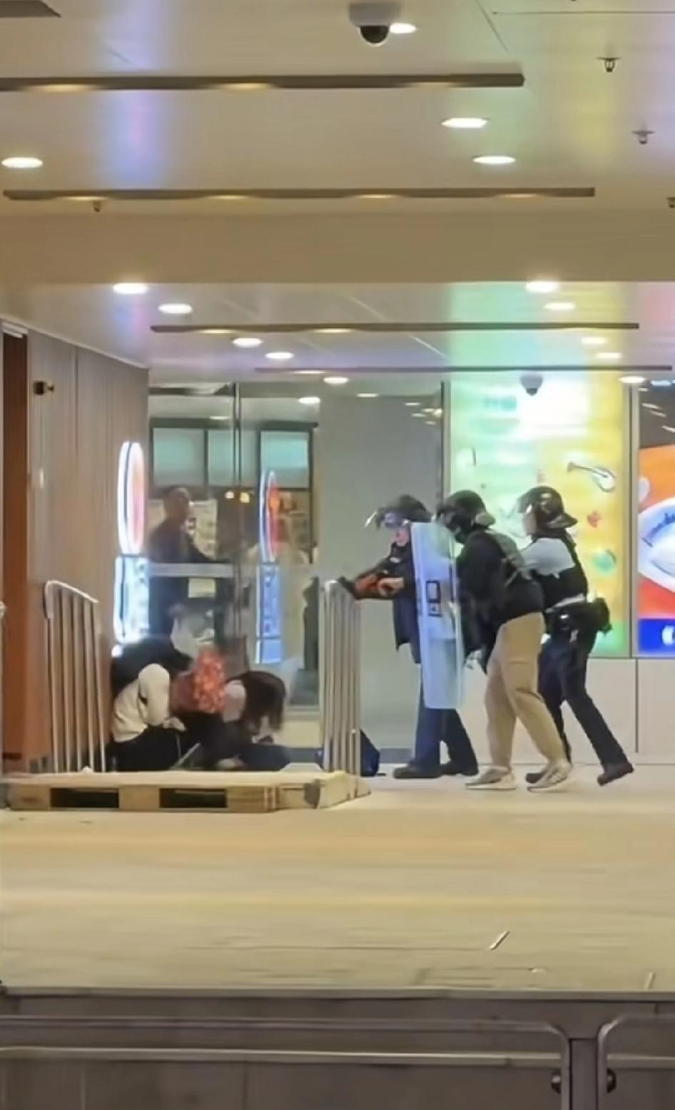 左轮换国产，阿sir威武！判断准确，出手及时，成功解救了人质，坏人送医不治。
1