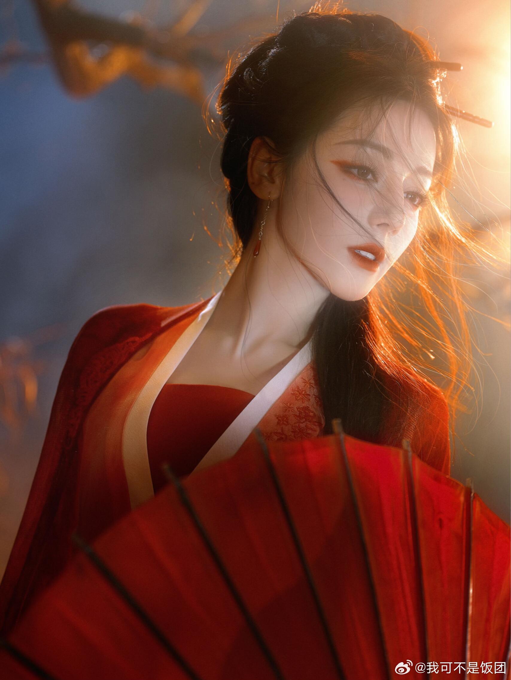 迪丽热巴热巴贺思慕孤独又灿烂的神陈飞宇迪丽热巴5年前拍的杂志 完全沦陷在贺思慕的