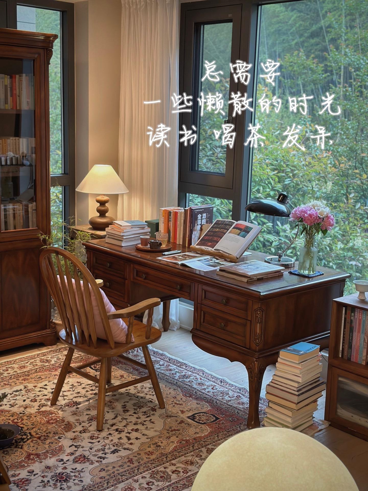 人生需要一些 ，不需要回答你是谁的时刻
你的游乐场只属于你自己，不要用别人的梦想去衡量它，
要想方设法在里面放满你自己的梦想。
.
人生中会有无数个被问“你是谁”的时刻
当被你是谁时，你会如何回答
读《你以为你是谁》只有一个想法
就是，人生真是累啊
想象、扮演、成为谁，还是做自己，是一生都要面对的课题
.
有一个能让自己暂时休息的小宇宙太重要了
在努力工作之后，需要一些非常懒散的时光
逃离与回归，真实与松弛，做一些让自己快乐的小事
在这里不要回答别人，只需好好安放自己