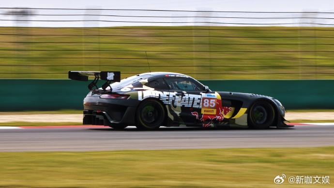 王一博沉着应对疾驰入弯85号赛车手王一博今日练习打卡！疾驰入弯沉着把控节奏，风啸