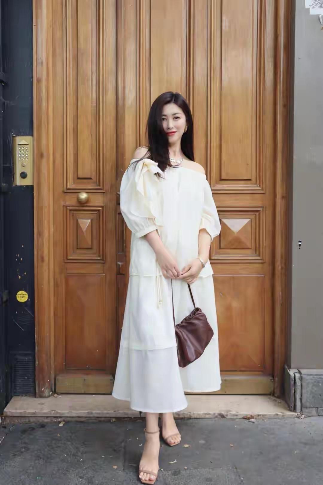 朱珠全身以米白色为主调，这种低饱和度的暖调白，比纯白多了几分温柔，比奶白多了一丝