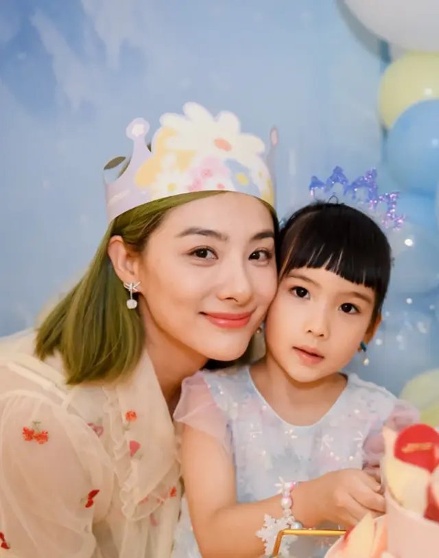 刘璇晒全家福为女儿庆生，教授老公娃娃脸好年轻，一家颜值真高！ ​​​