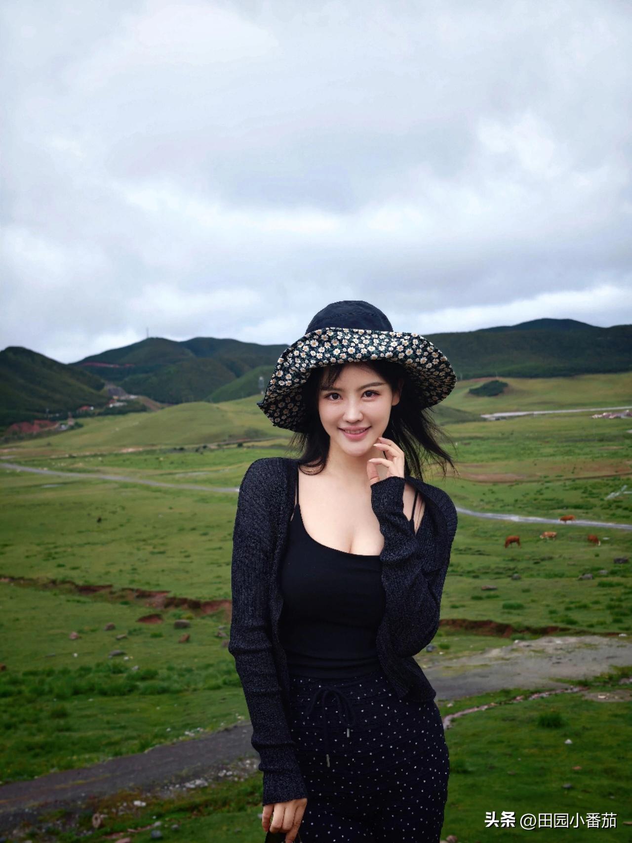 心里藏着一个念想
盼有人带我去很远的地方
奔赴自在与晴朗，加油
分享佳人绝美照 