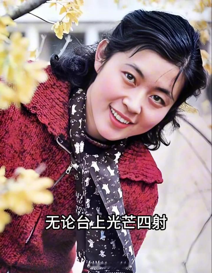 倪萍65岁了，可她依然是“顶流”。
不是靠卖惨，不是靠炒作，她站在那儿，就是风景