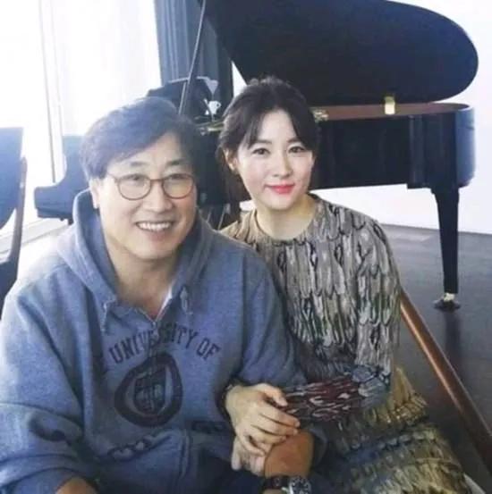 李英爱和丈夫的一张合影，他们看起来就是接地气的一对平常夫妻，她老公还蛮有书生气的