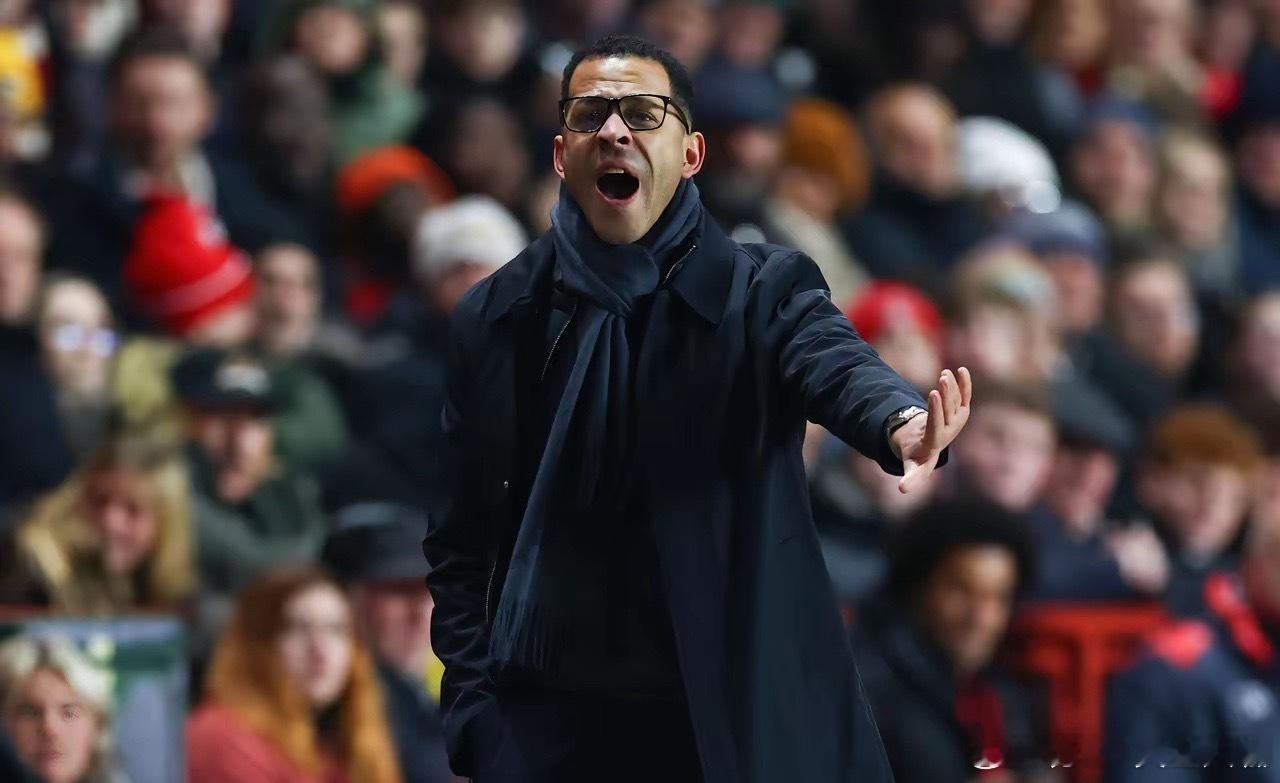 切尔西0-3负于布莱顿，联赛5连败零进球。赛后，主帅罗塞尼尔直接破防，说了三句大