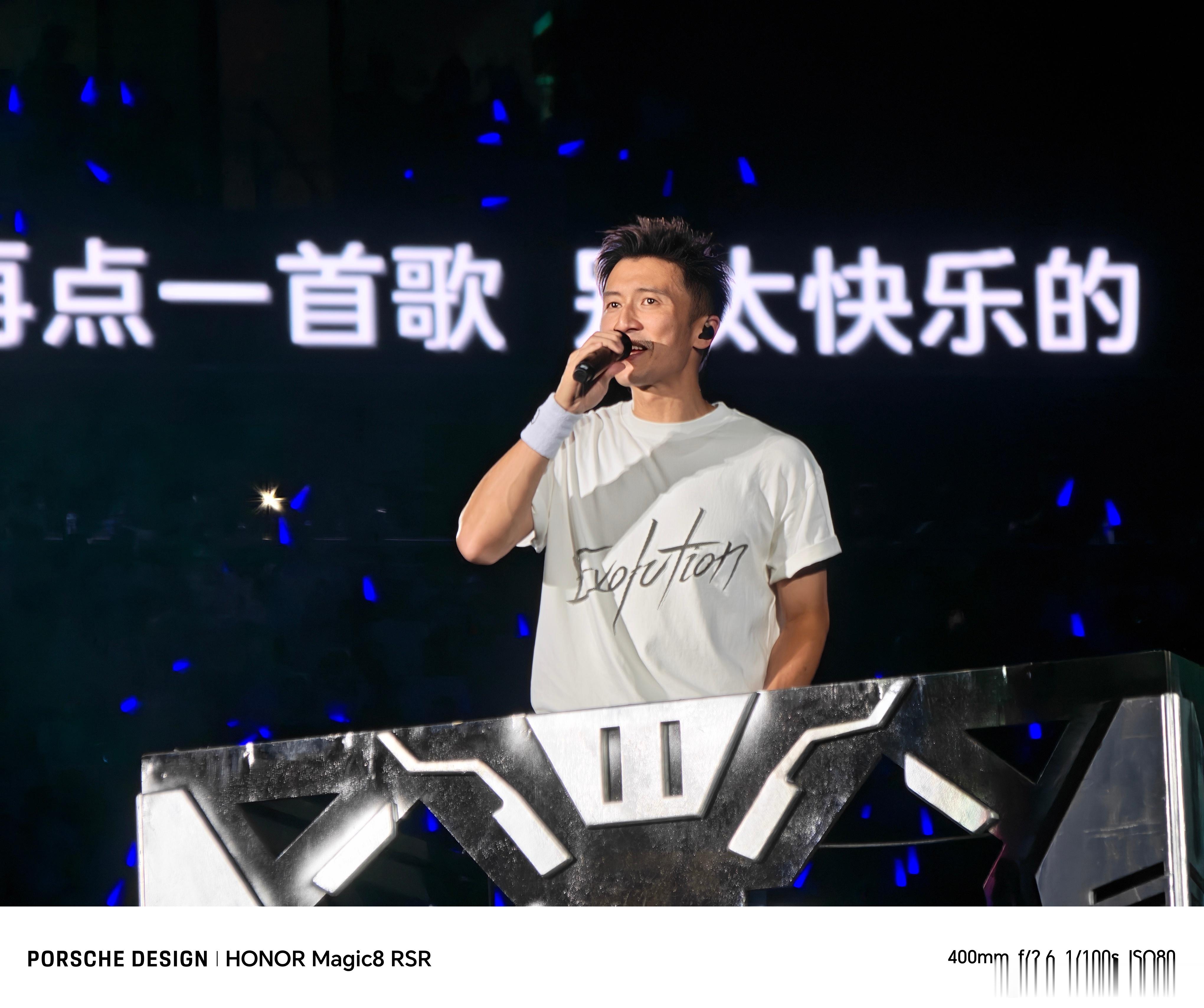 看了谢霆锋的演唱会是不是又相信爱情了，没能到现场没关系，我有追星神器荣耀Magi