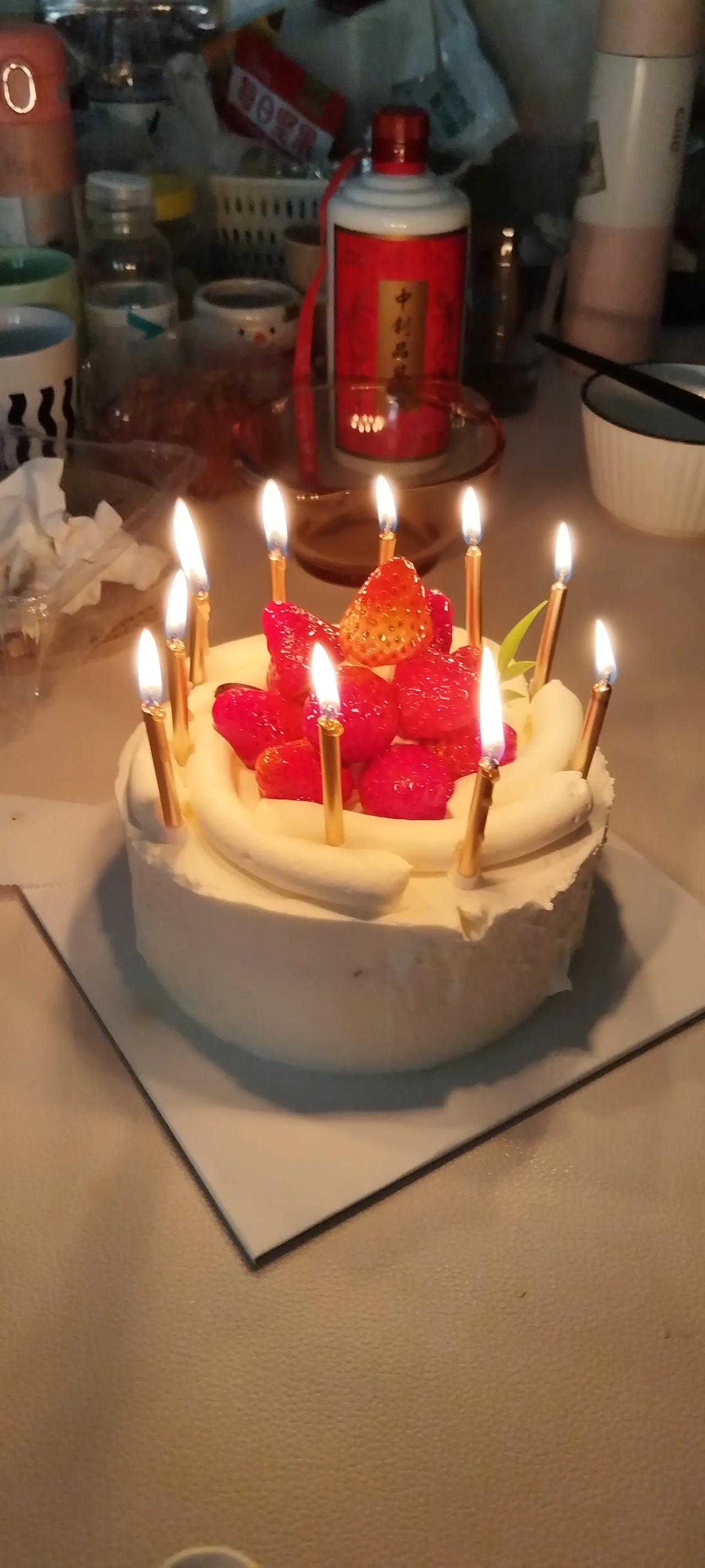 我的童年时光没有吃过生日蛋糕！但是，每逢我过生日时，母爱会给我打两个荷包蛋，煮一