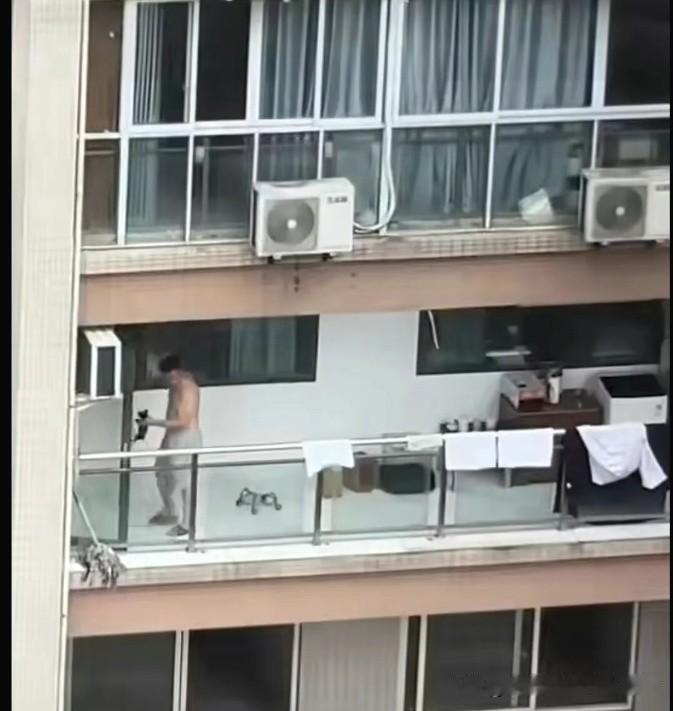 曾因在山姆会员店大量打包食物引发热议的重庆男子李某，近期被曝出假借爱心领养名义骗