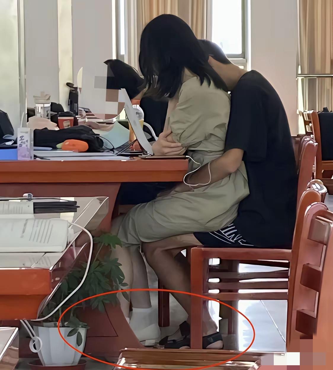 恋爱没有错，

   但没分寸就真的丑爆了！

    中科大图书馆那对挤一张椅