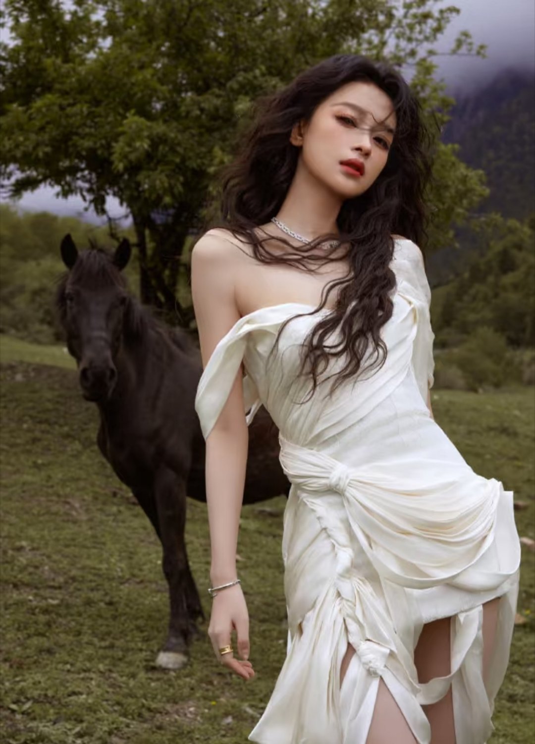 孙怡赵今麦同框谁还没看孙怡赵今麦九寨沟时尚盛典同框！麦麦绿裙清爽少女感拉满，孙怡