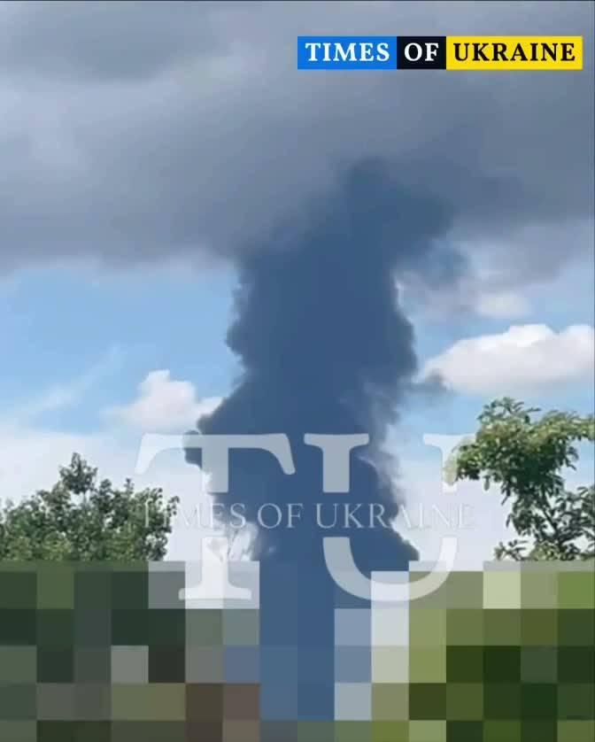 乌克兰首都基辅再度沦为战火中心，城市上空火光撕裂夜幕，城区多处起火、狼藉遍地。俄