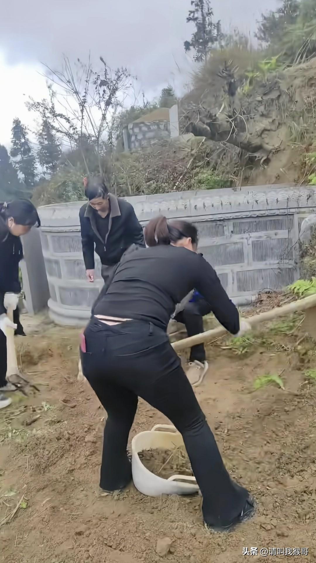 清明临近，很多地方已经开始有人在给亲人修坟了