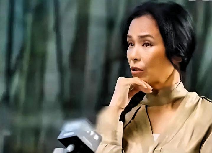 六十三岁才敢说“当年嫁他完全是上当”。韦唯这句话，比任何歌都扎心。
没爱过。
结