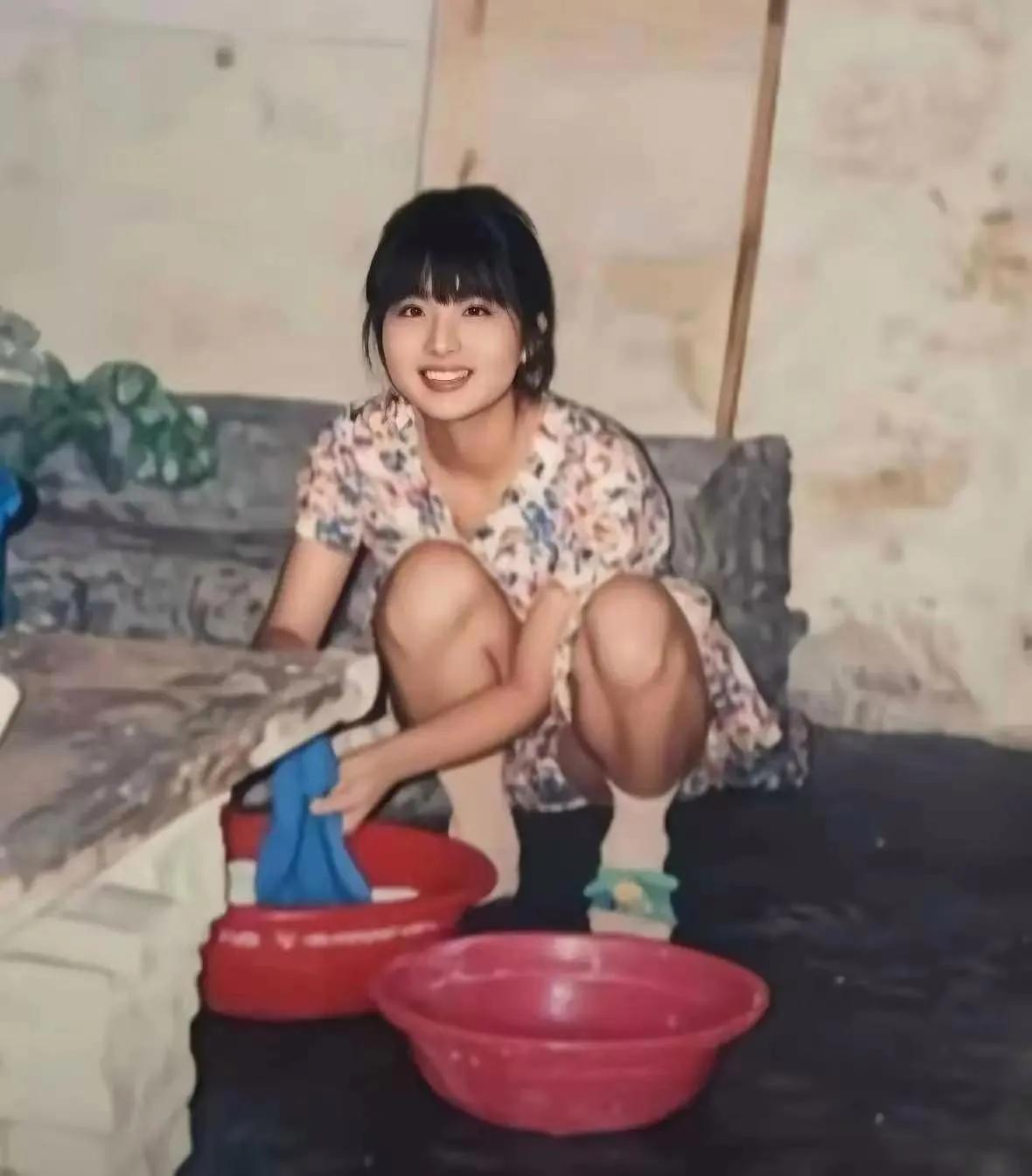 偶然翻到了一张她的老照片，想起在南方打工时我们挤在窄小的出租屋里的日子，恍如昨日