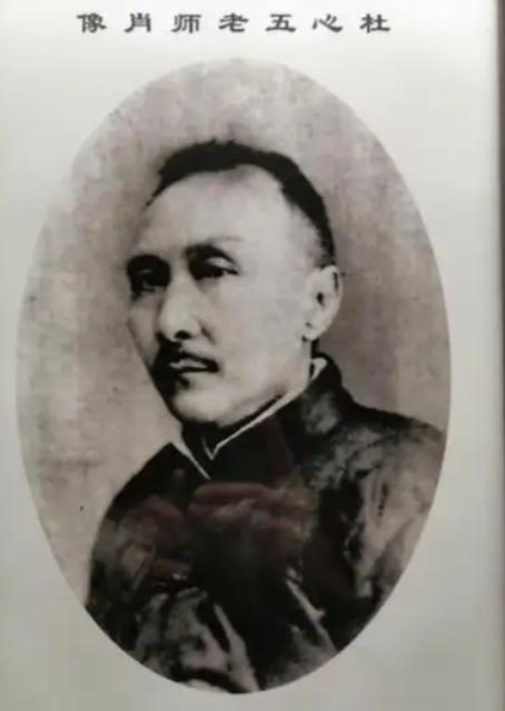 1935年，66岁孙中山保镖被日本人囚禁，特务端来断头饭，谁料他啃完鸡腿偷藏两根