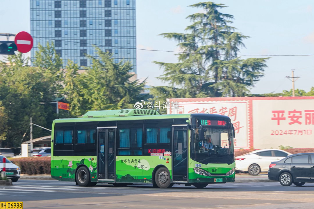 浙江丽水，五彩斑斓的中车公交与当地的山水交相辉映城市公共交通摄影