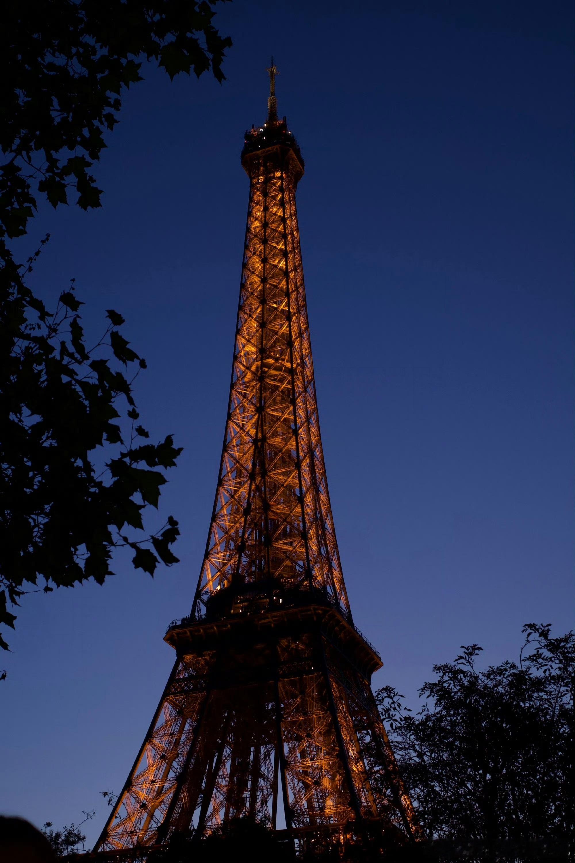 时差巴黎铁塔摄影大赛各选手在巴黎收集铁塔的昼与夜！