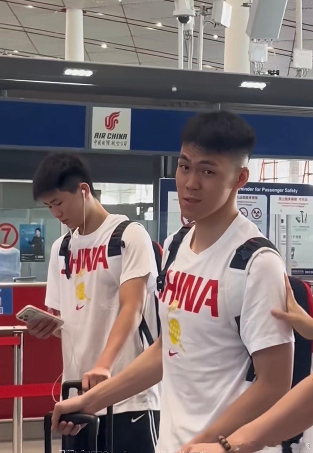 今天上午，中国男篮全队现身北京首都机场，正式启程前往佛山。按照赛程安排，13日至