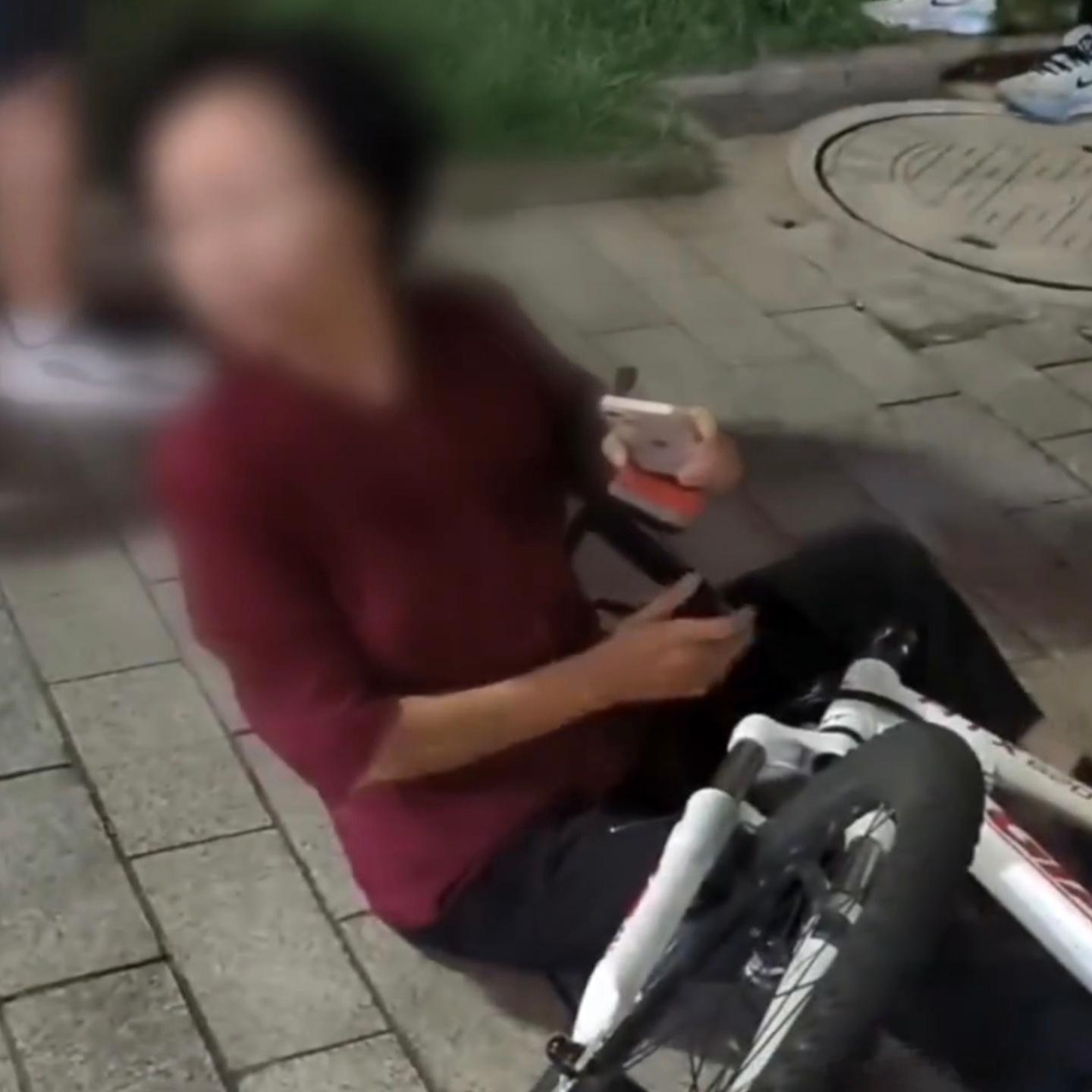 刷到一个非常难绷的视频，学生骑车与老太太发生摩擦，老太太坐在地上迟迟不起，学生连