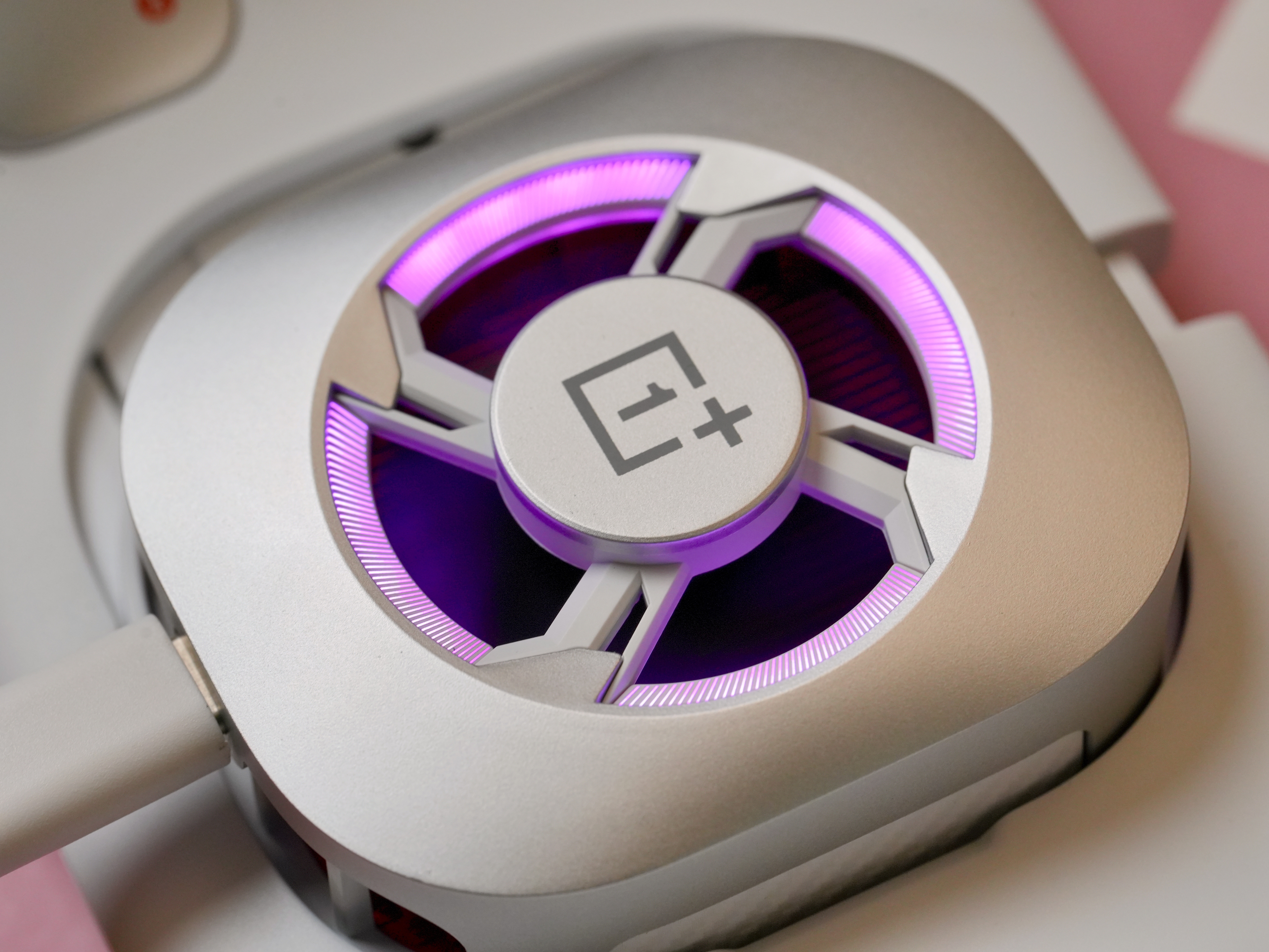 由一加Ace 6至尊版组成的枪神掌机，在性能赛道已经颇为乏味的当下，是难得让人眼