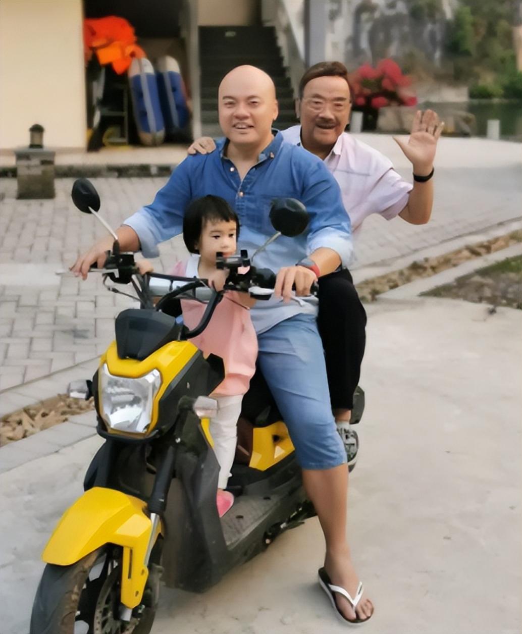 近日，《DV现场》主持人卢俊宇深夜在社交平台分享他与已去世父亲卢海潮的合影，并深