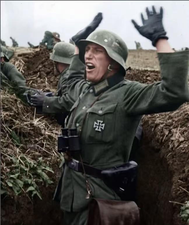 图一：1942年，哈尔科战役期间，正号令冲锋的德军基层指战员！图二：1944