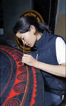 图一：如果这个妹子最后画错一笔的话，她是不是要懊恼好久好久啊？
图二：能笑着走出