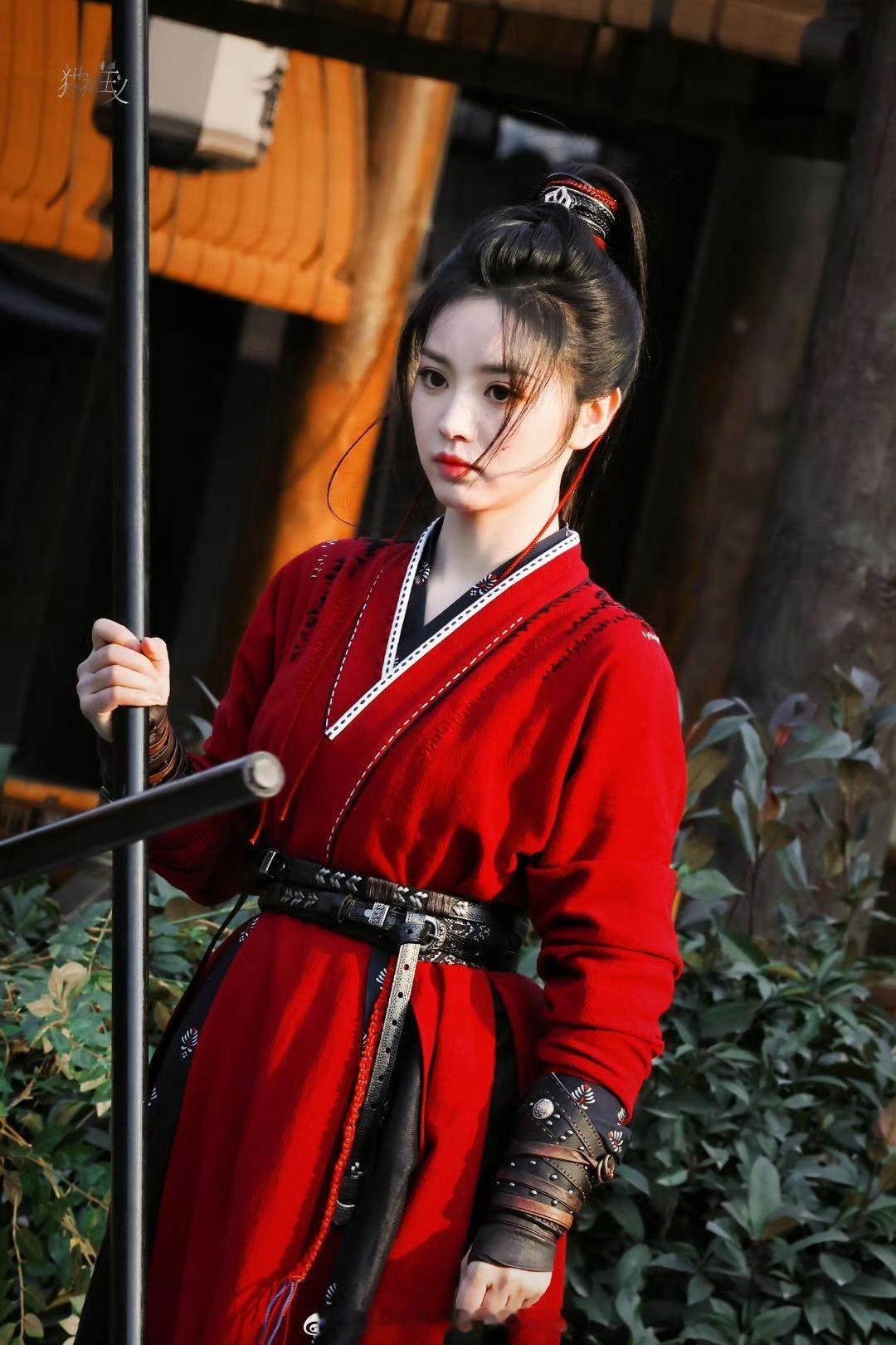 田曦薇逐玉红衣舞枪 绝了绝了，女将军的圈子算是卷起来了，这次田曦薇主演的电视剧《