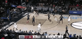 哈登对付大个子还是有一套的:
夏普根本无法跟上哈登的节奏，没被晃倒就已经很不错了