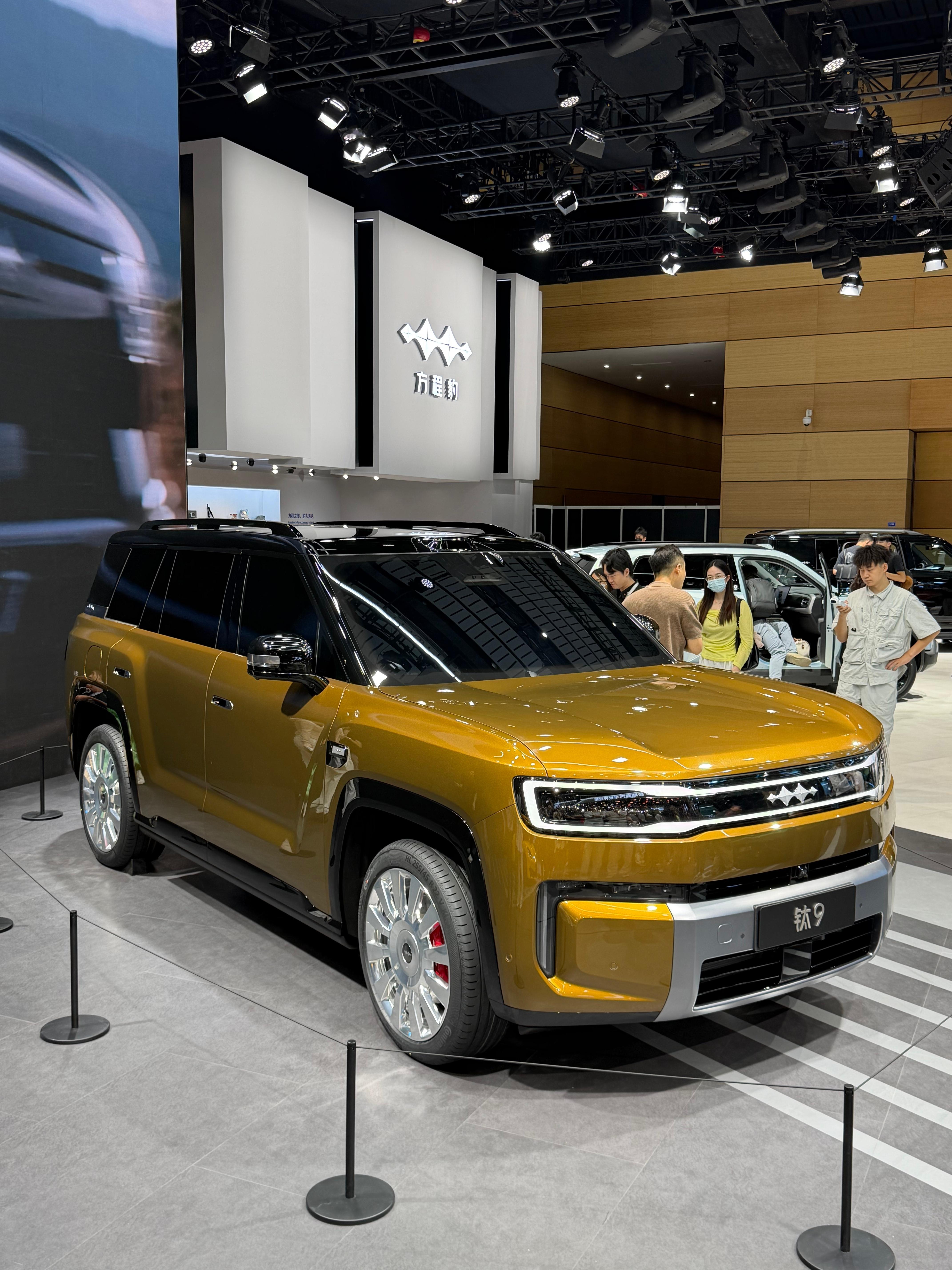方程豹钛9亮相成都车展，比亚迪钛系列最大SUV。这外观设计大家打几分方程豹钛9