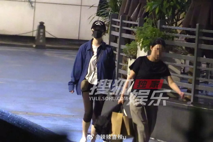 景甜瑜伽馆锻炼 有八卦媒体拍到景甜前往瑜伽馆锻炼身体，她一身休闲穿搭出街。 