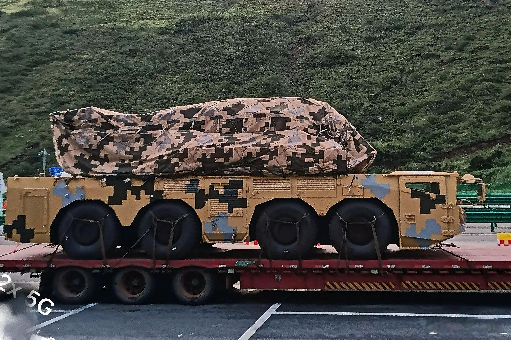 沙漠迷彩涂装的FK-2000近程机动防空导弹系统，可能是新的中东订货。该系统此前