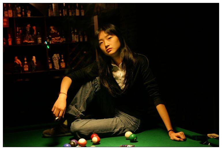 🎱霓虹在酒瓶上淌成河，球杆轻叩桌面像敲开秘密。孤独是绿色台呢上，最自由的舒展。